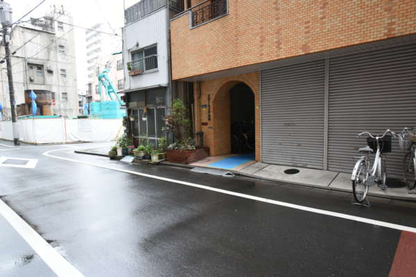 スターハイツ台東外観共用部3｜エントランスは表通りから一本入った路地に面しています。