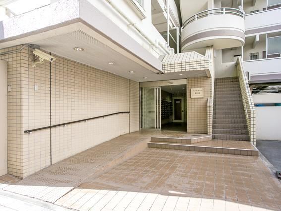 ソフトタウン新小岩1｜エントランスは向かって右側の路地から入ったところにあります。