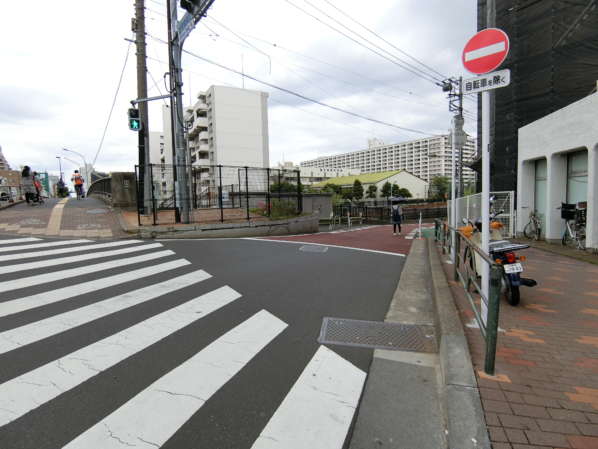 コスモ西大島グランステージアプローチ6｜今度は小名木川を東に向かって歩きます。コスモ西大島グランステージは、もうすぐです。