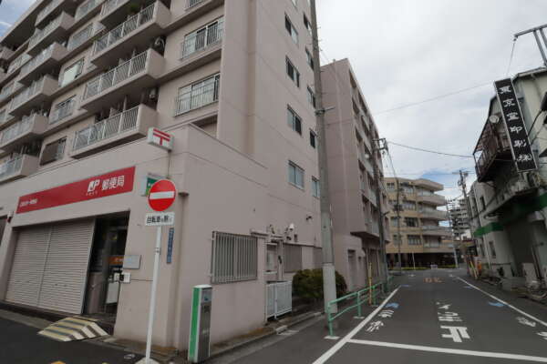コーポ小名木川外観2｜住吉駅からは少し歩きますが、周辺はマンションを中心とした住宅エリアです。南西側は清洲橋通りに面していますが、大通りの割にはさほど交通量は多くないと感じました。