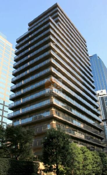 西新宿パークサイドタワー外観3｜西新宿パークサイドタワーの外観です。建物全体を包むガラスバルコニーが特徴で、各住戸の開放感を演出しています。西新宿の再開発エリアにふさわしい洗練されたフォルムが魅力です。