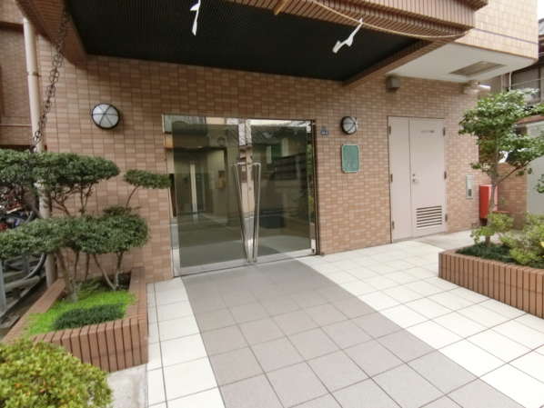 ドムール浅草外観共用部8｜エントランス周りは植栽が施されていました。