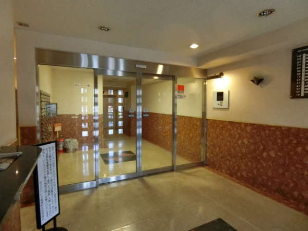 ダイアパレス東陽町２外観共用部7｜小ぶりなエントランスですが整然とした様子がうかがえます。