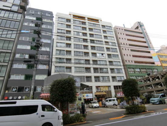 ライオンズマンション神楽坂外観共用部2｜昭和４６年築の建物で、１～２階は店舗事務所となっています。１階に中国料理店があるからか、アジアの大都市のカオス感のある建物の印象をうけます。