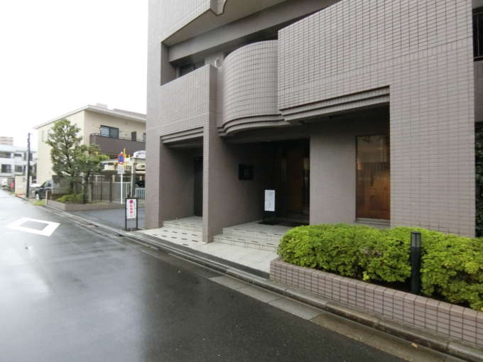 シェグラン南葛西ハイライズ外観共用部2｜エントランスと駐車場の入口は建物の西側の路地にあります。細やかに整備された植栽などが印象的です。