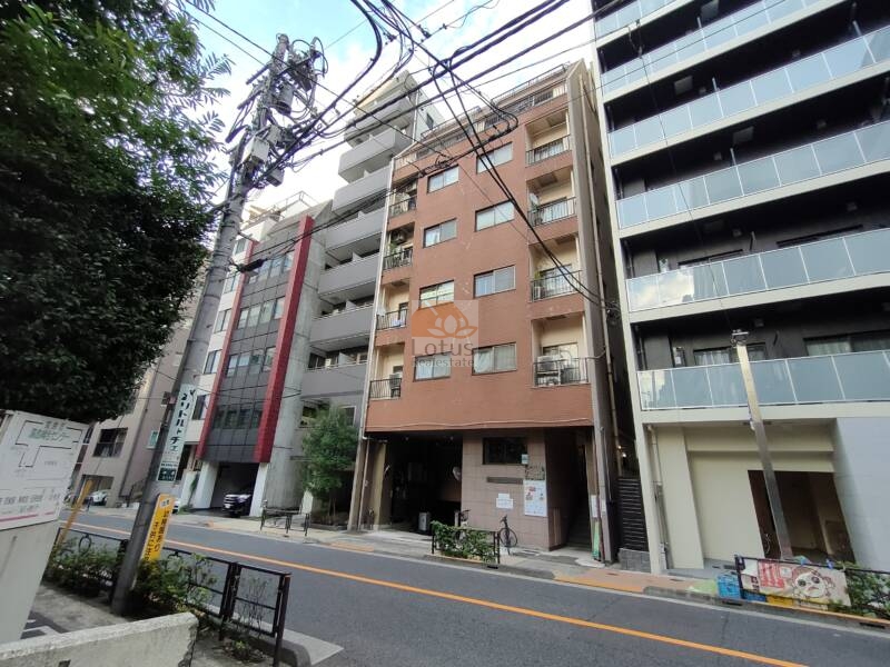 湯島イガラシマンション外観2｜サッカー通り前に立地します。