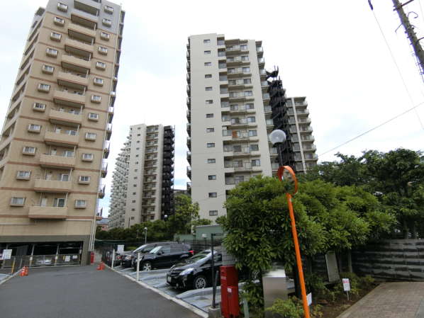 コープ野村大島１号棟外観共用部｜右の建物がコープ野村大島１号棟の外観です。真ん中が２号棟の外観です。写真は北側から。