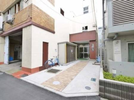 鍋屋横丁住宅エントランス１｜エントランスアプローチは青梅街道から入った路地に有ります。