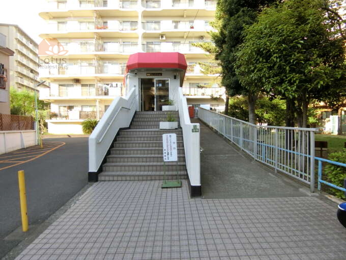梅島グリーンマンションエントランス2｜公園わきにエントランスが設置されています。