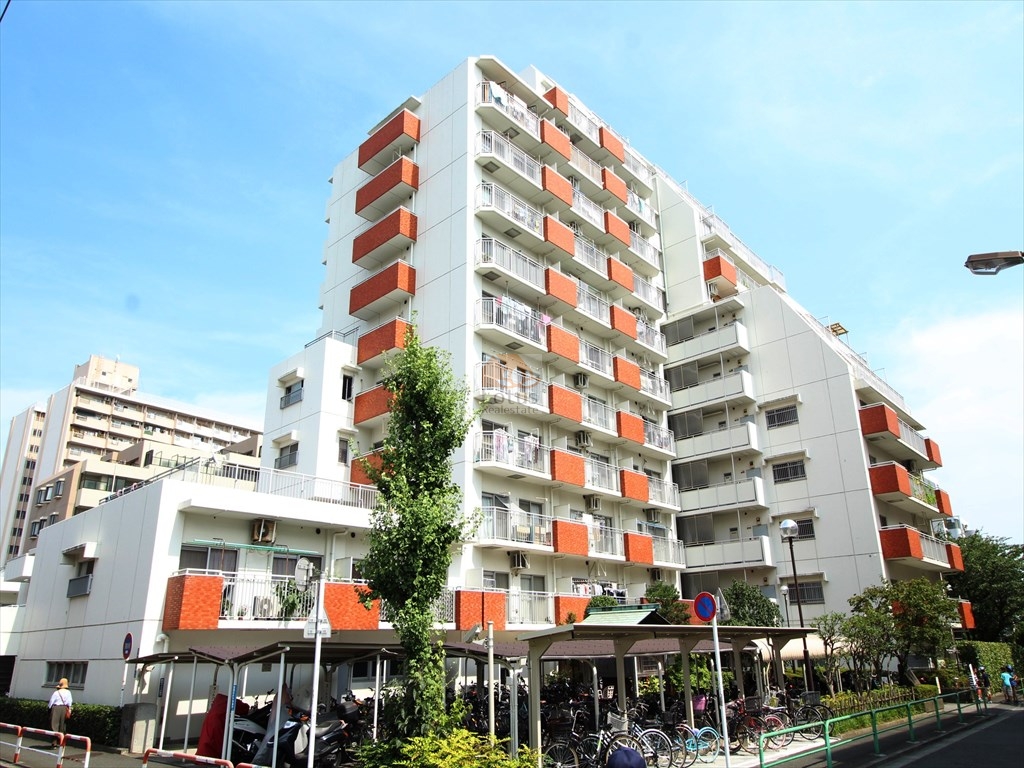 トーカンマンション大島Ｃ棟は、昭和58年築、12階建てのマンションです。白い外壁に赤茶のアクセントタイルが映えるレトロモダンなファサード。総戸数135戸の大規模マンションらしく、堂々とした佇まいが印象的です。
