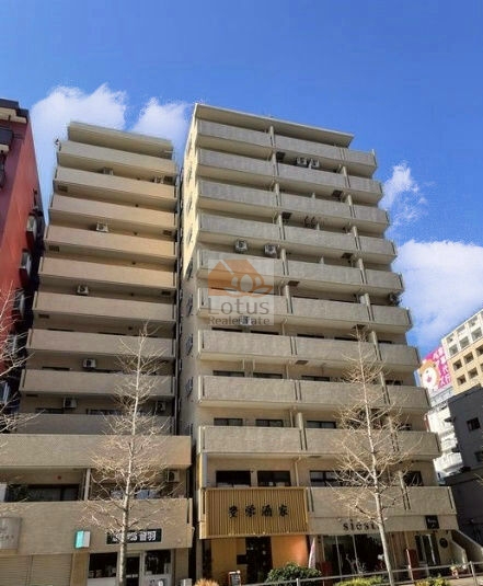 ライオンズマンション護国寺第３は、昭和59年築、12階建ての中規模マンションで、駅近ながら落ち着いた印象のファサードが、音羽エリアの洗練された雰囲気を際立たせています。
