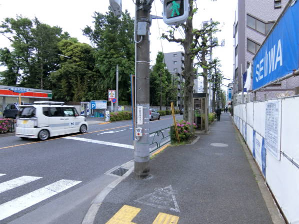 新青梅街道を渡ります。通りを超えると住宅地エリアに入ります。