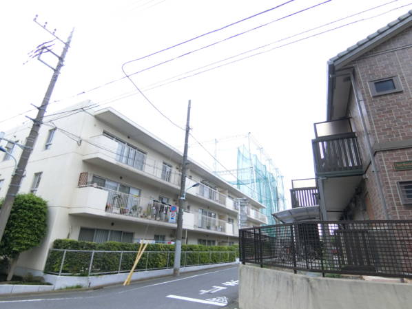 現地周辺は完全な住宅地ですから、主に２階建ての一戸建ての低層エリアです（マンション自体も３階建てです）。そのため日当たり関係はどのお部屋も良好です。