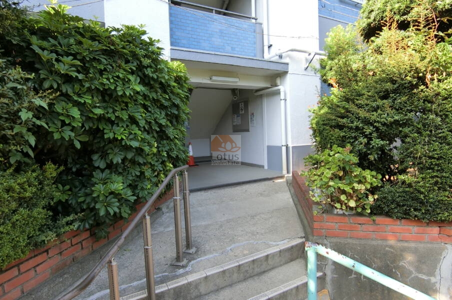 CIMG4725｜マンションの裏手の戸山公園側にはサブエントランスもありました。