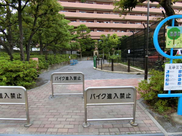 コスモ西大島グランステージ外観・共用部1｜物件に到着すると、エントランスアプローチの脇にある提供公園が出迎えてくれます。