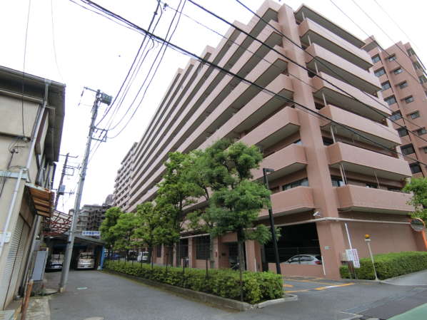 コスモ西大島グランステージ外観・共用部4｜コスモ西大島グランステージマンションの北東からとらえた外観の様子です。２棟建てです。