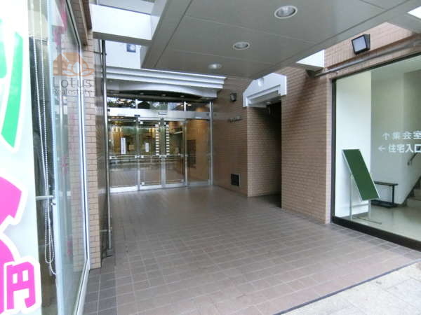 イーストヒル町屋外観共用部1｜一本入った落ち着いたところにエントランスはあります。