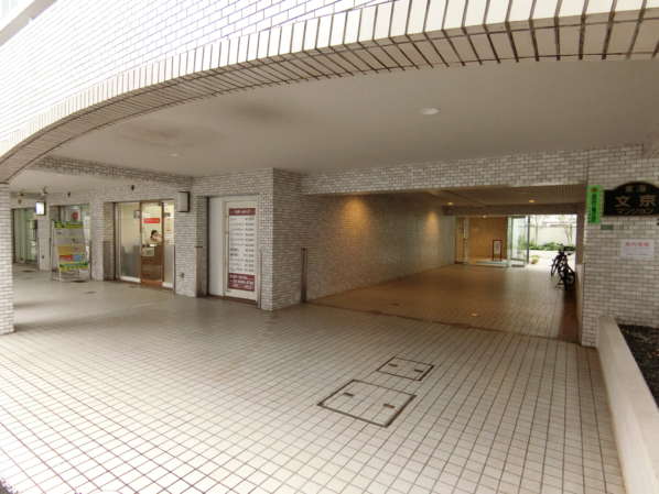 東海文京マンション外観・共用部2｜エントランスはゆったりとした造りになっています。