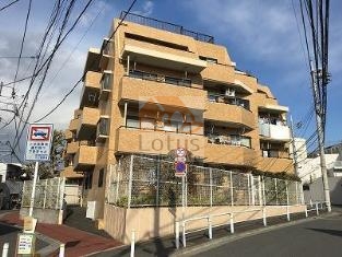ライオンズマンション上板橋第２の外観は、穏やかな街並みに馴染むベージュ系のタイル貼りが印象的です。週末に駅からゆるやかな坂を上って帰ってくると、この外観が「おかえり」と迎えてくれるような安心感があります。