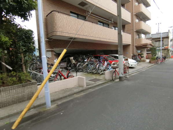 ドムール浅草外観共用部7｜自転車置き場、駐車場が設置されています。