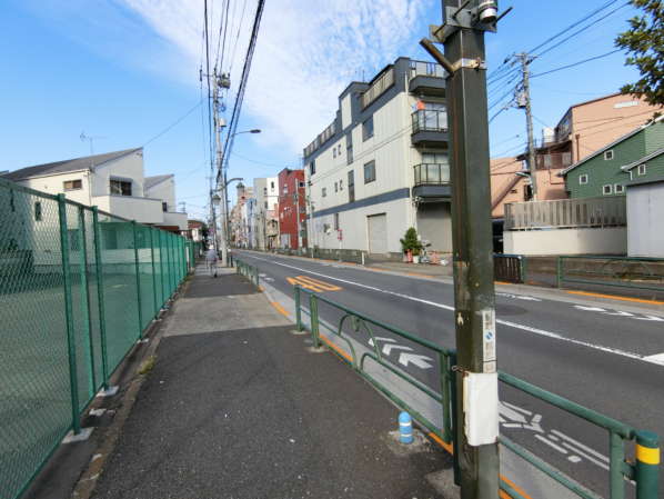 キャッスルマンション千早町アプローチ1｜２車線の通りを抜けたら、キャッスルマンション千早町はもうすぐです。