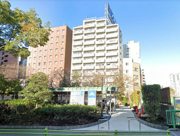 築地武蔵野マンションは昭和46年築、13階建てのマンションです。新大橋通りに立地し、有楽町線「新富町」駅、日比谷線「築地」駅から徒歩5分圏内で、銀座も徒歩圏内の好立地です。