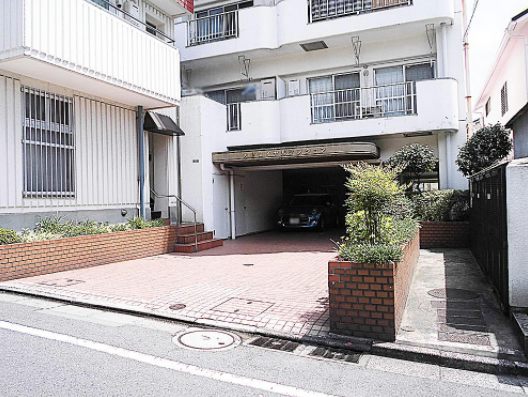大島ロイヤルマンションエントランス１｜アプローチは、奥行きがあり広々とした印象を受けます。