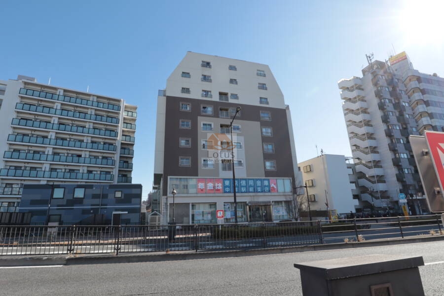 上落合ハイツ外観1｜上落合ハイは９階建てです。「中井」駅から徒歩１分、「落合」駅徒歩６分の好立地です。