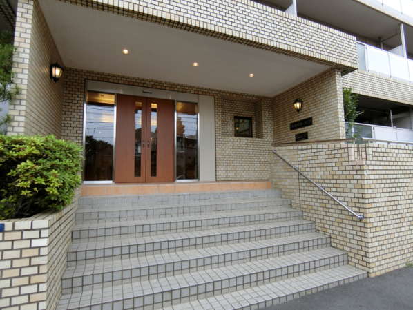 東陽町ガーデニア外観共用部12｜東陽町ガーデニアのメインエントランスは明治通り沿いにあります。