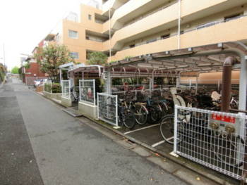 駐輪場です。おそらく増設したものとみられます。