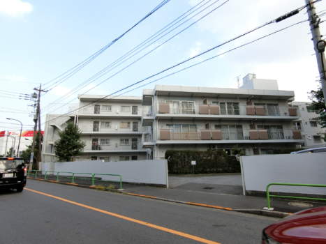 メゾンドール野方外観・共用部6｜建物は２棟の構成になっていて、住宅地側に立っています。