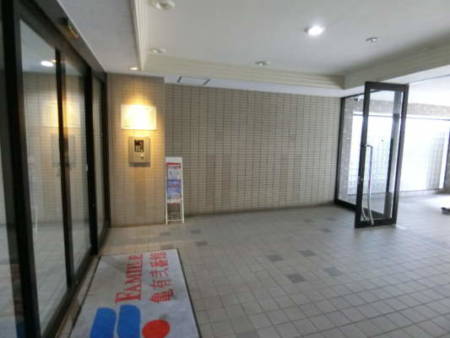 ファミール亀有弐番館外観共用部1｜なんと、マンション専用のマットが置かれていました。