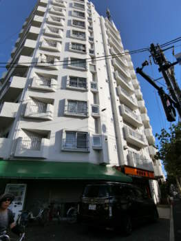 セブンスターマンション西荻外観・共用部6｜青梅街道沿いにあります。１階は商店が出店しています。