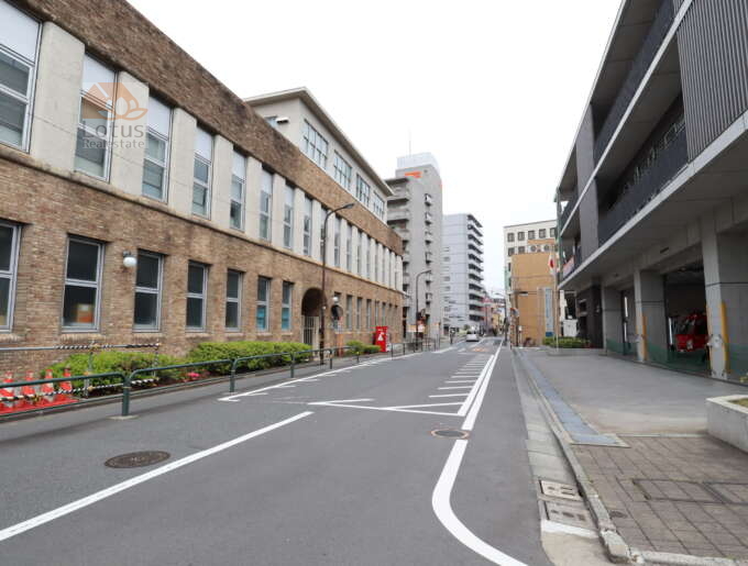 千住のＮＴＴと消防署｜徒歩４０～５０ｍくらいにはＮＴＴ（左）、消防署（右）、郵便局（左奥）の施設があります。とくに