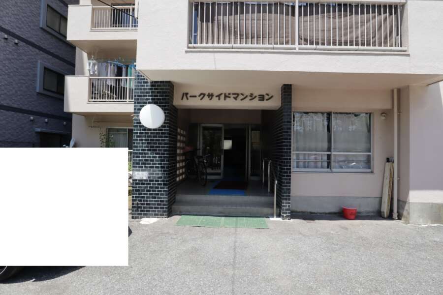 パークサイドマンションエントランス1｜建物エントランス前に駐車場があります。