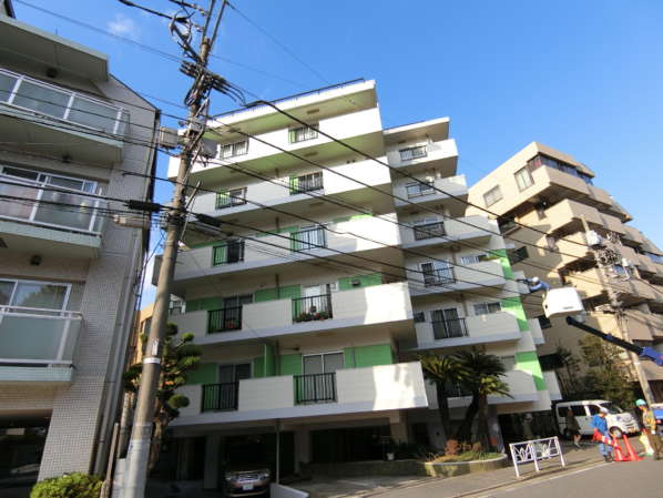 代々木ホームガーデン外観・共用部3｜代々木ホームガーデンは７階建てのマンションです。「参宮橋」駅から徒歩４分、明治神宮西参道口まで徒歩５分の立地です。