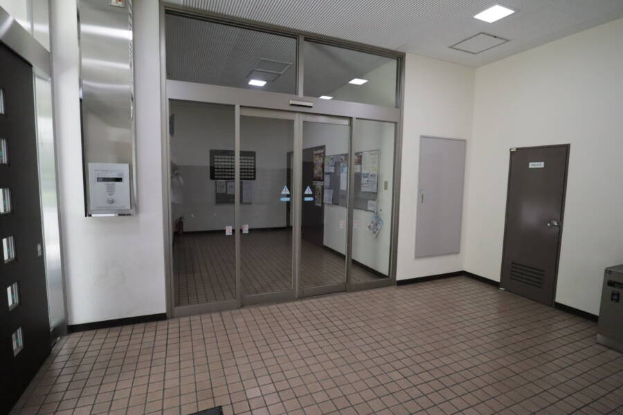 ライオンズマンション錦糸町第２共用部1｜エントランスにはオートロックが備わっており、安心して暮らせます。