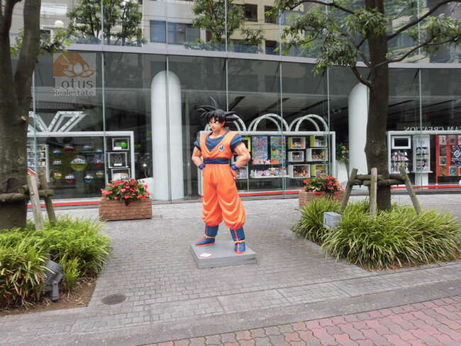 バンダイ本社 (1)｜週末は小さなお子様連れが（大人も）写真撮影をしていてなごみます。