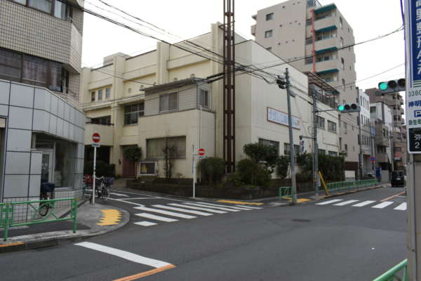 朝日プラザ中野弥生町アプローチ7｜西側の対面には幼稚園です。