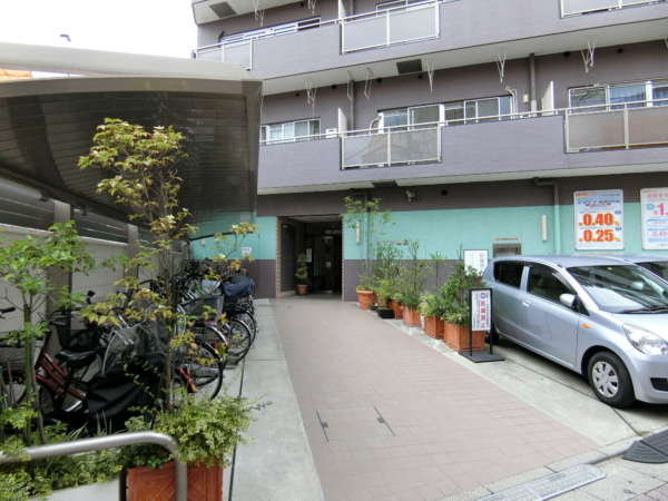 メゾン梅島外観共用部2｜エントランスアプローチ。少し長くゆったりしています。１階部分は