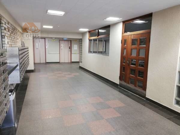 中野本町マンションentranceホール｜エントランスには管理人さんの詰所もあります。