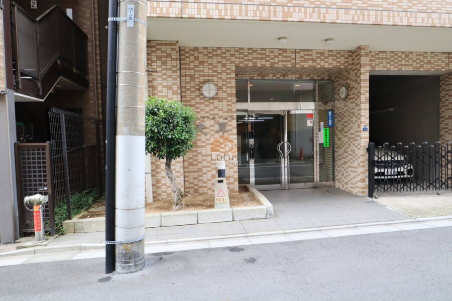 アルファホームズ浅草エントランス1｜浅草寺や雷門などの観光名所も近くにあります。休日には気軽に散策や観光を楽しむことができ、地元ならではの魅力を存分に味わえます