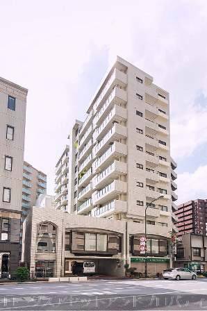 新宿内藤町ハウス外観｜新宿内藤町ハウスは昭和５６年築の１１階建てです。外苑西通り前にあります。新宿御苑が近く、丸の内線「新宿御苑前」駅、「四谷三丁目」駅が徒歩１０分圏内です。