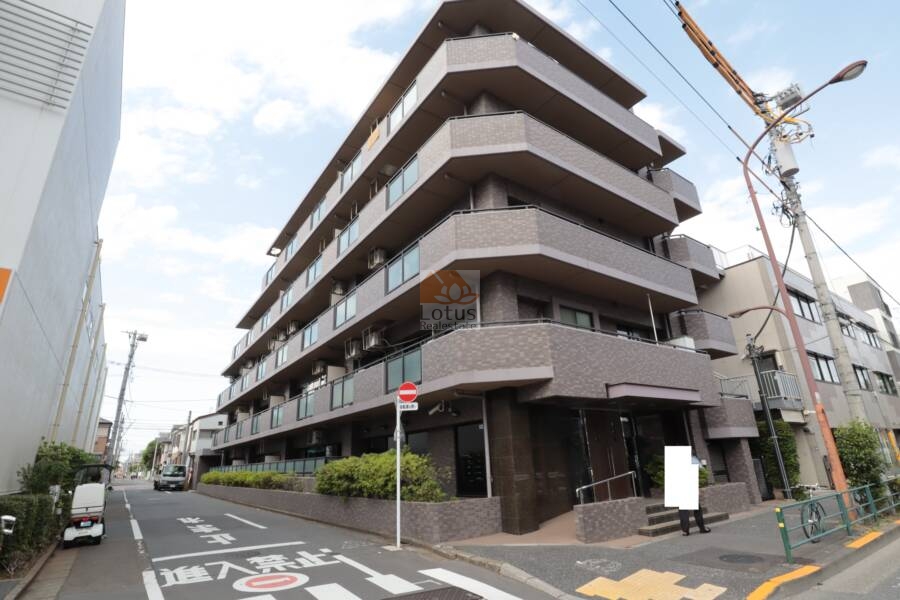レーベンハイム武蔵関外観1｜レーベンハイム武蔵関は平成12年築、5階建てのマンションです。青梅街道沿いにあります。近隣には飲食店やお買い物施設があり便利です。武蔵関駅から7分です。