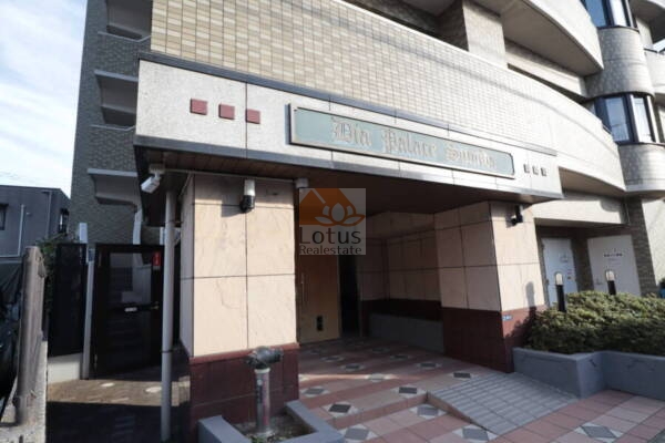 ダイアパレス墨田エントランス1｜のエントランスは、上品な石造りの壁面とタイル張りの床です。