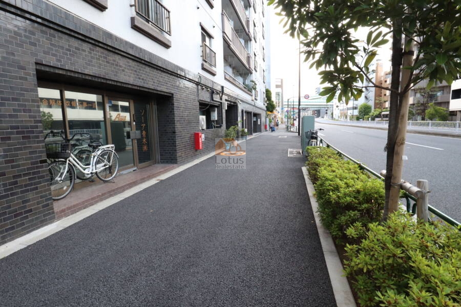 ワコー王子マンション外観5｜１階の基壇部は、最近見ないカラーなので、おそらく竣工当時からのタイルなのでしょうか。壁面は大規模修繕で保守されています。