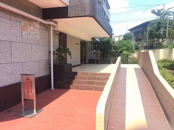 マーシャンハイツ梅島エントランスアプローチ｜エントランスアプローチでは、緩やかなスロープも設置されて、お足の悪い方もスムーズに進行可能です。