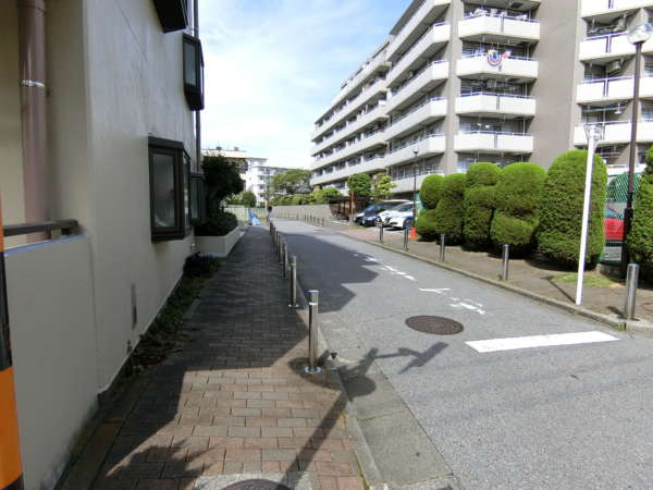 グリーンパーク西保木間外観共用部3｜物件に入館するには建物の東側の路地に入ります。