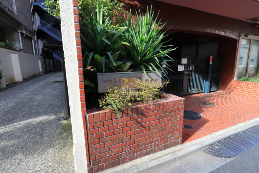 フドウ山本ハイツエントランス2｜フドウ山本ハイツは昭和５６年築、７階建てのマンションです。