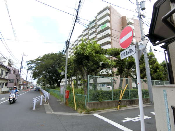 上高田四丁目団地アプローチ（東中野）8｜大型のマンションが見えてきますので、上高田四丁目団地に到着しました。